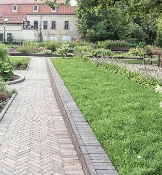 bernardine-gardens-park-in-the-center-of-vilnius-DVPD885.jpg